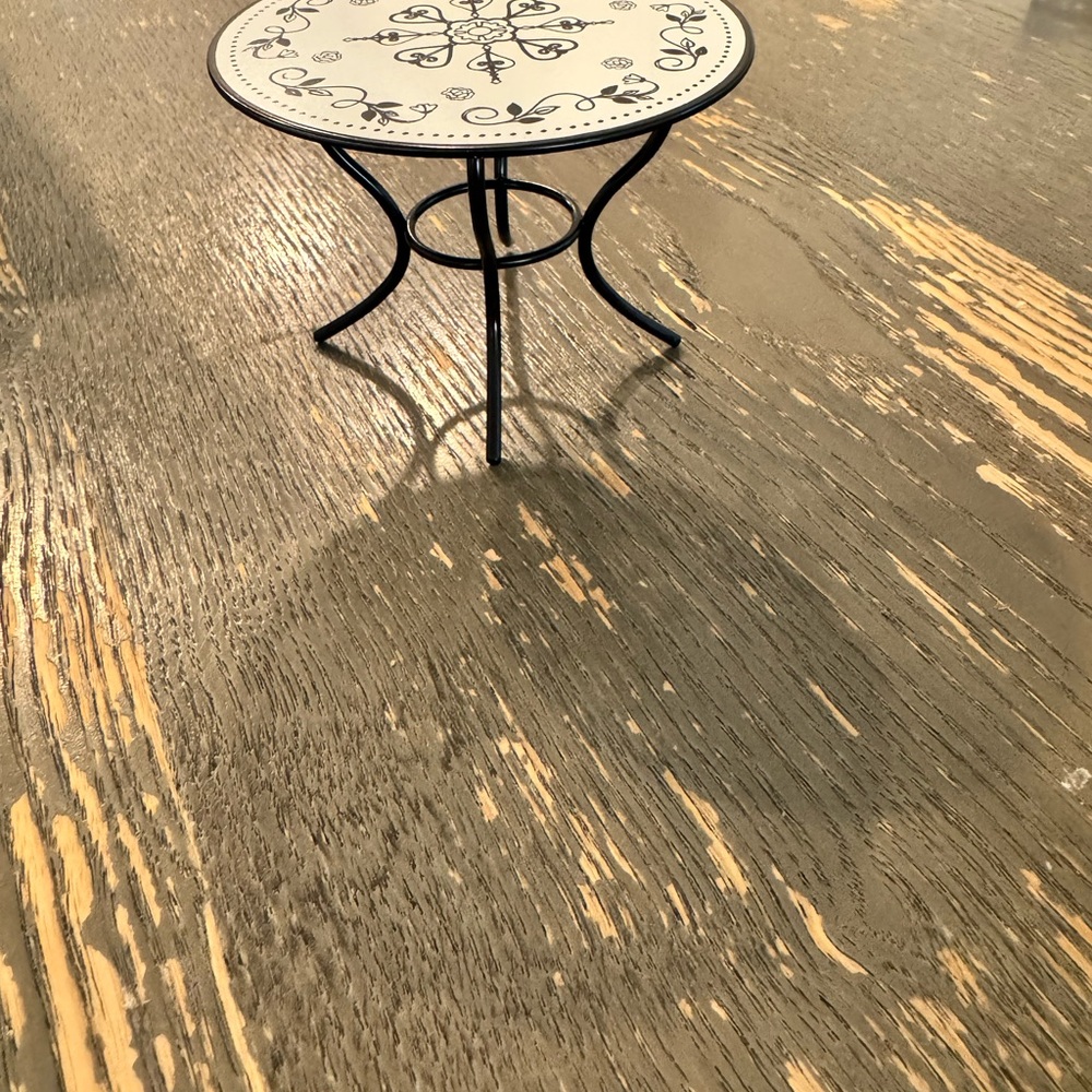 1:12 Scale Dollhouse Bistro Table - Picture 2 of 2